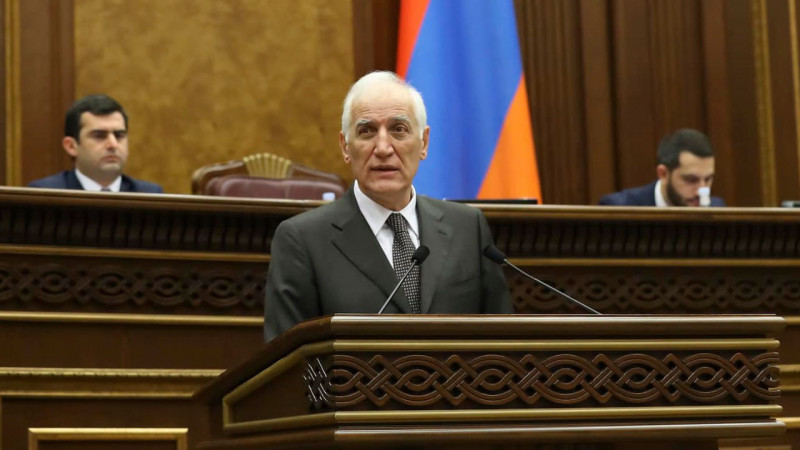 Ваагн Хачатрян ант беріп, Армения президенті қызметіне кірісті