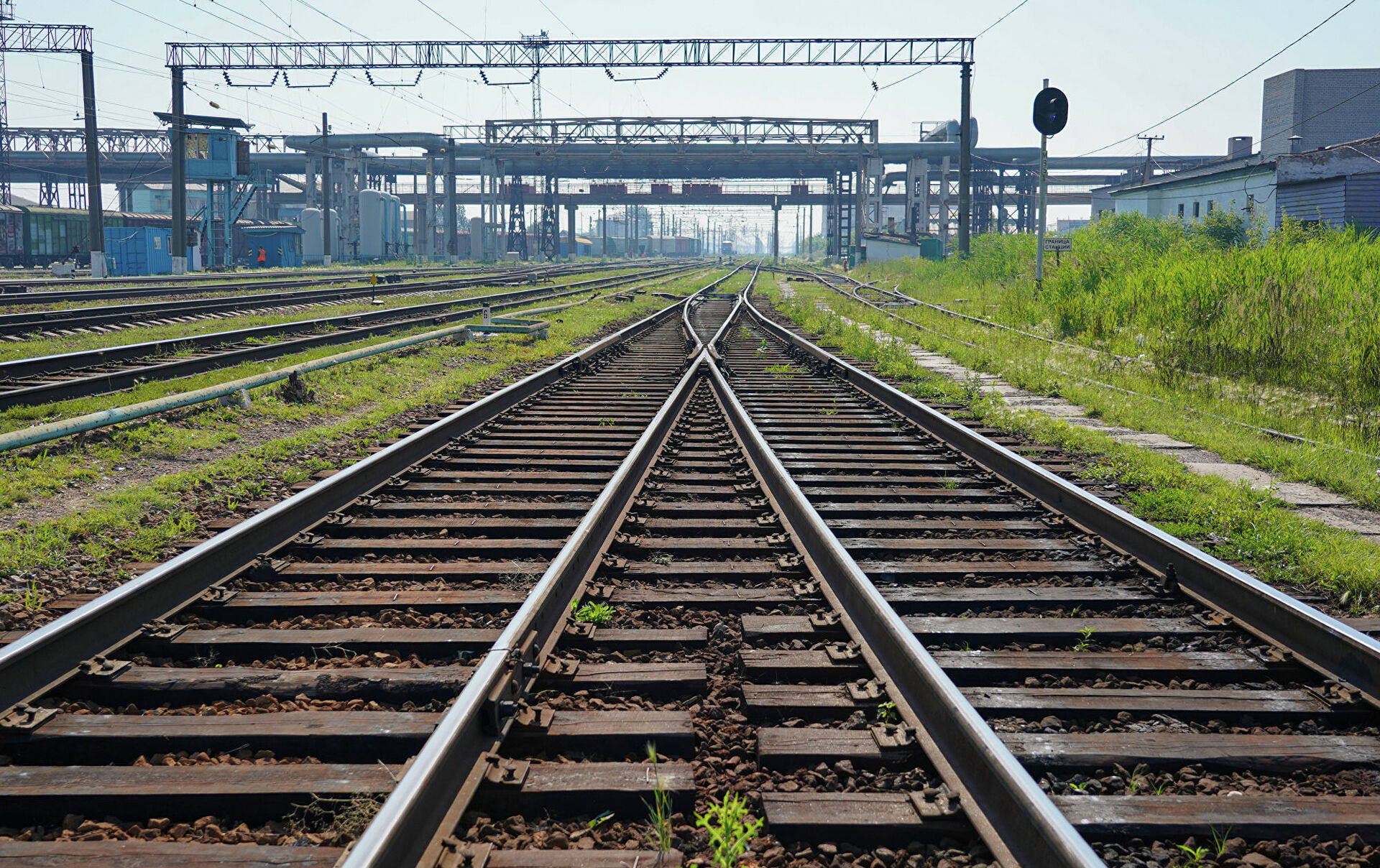 ТҰРҒЫНДАР МАЛДАРЫН ҚАШАНҒЫ ТЕМІРЖОЛДЫҢ ҮСТІМЕН АЙДАП ӨТЕДІ?