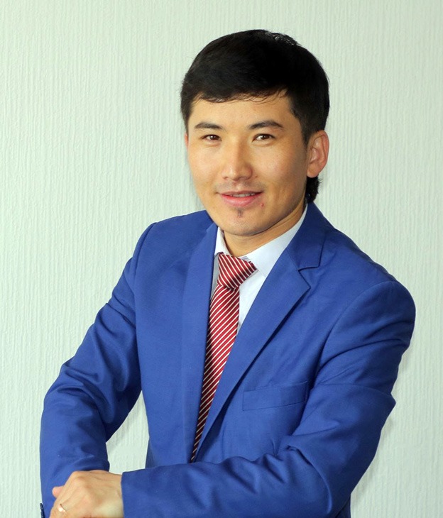 Мойнында жүз жылдық жүгі бар қара нар