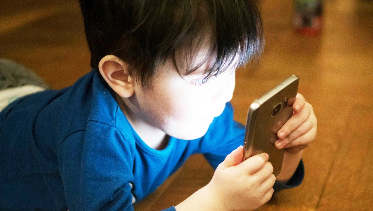 Ұялы телефонға үңілген баланың пайдалы дүниелер көруіне не кедергі?