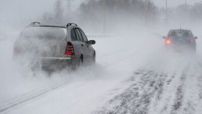 Жамбылдық полицейлер қар құрсауында қалған көліктердi шығаруда