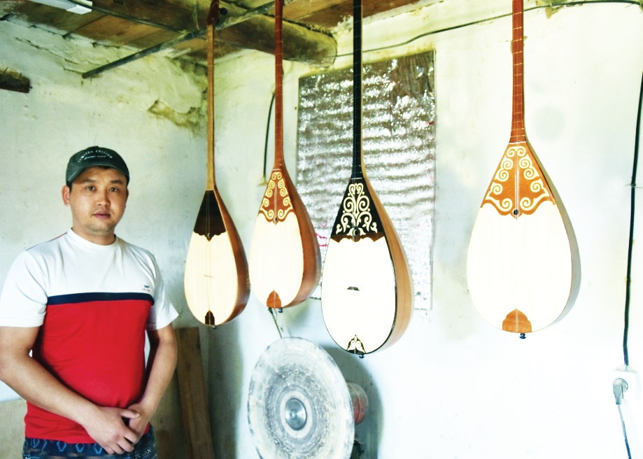 Домбыра жасаудың шебері