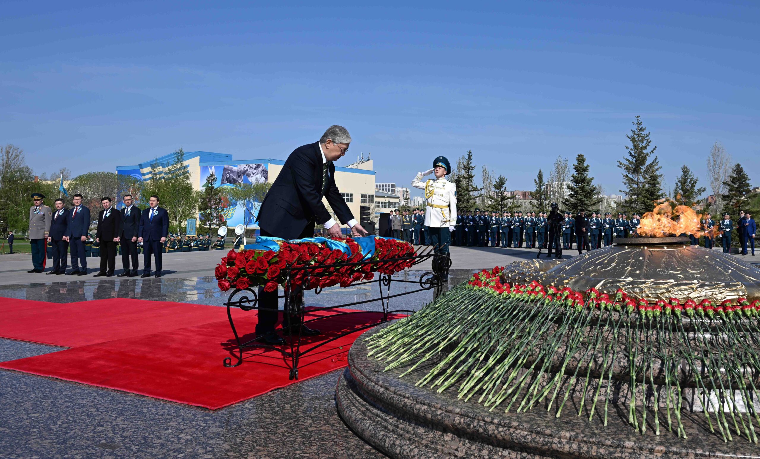 Мемлекет басшысы Қасым-Жомарт Тоқаев «Отан Ана» монументіне гүл шоғын қою рәсіміне қатысты