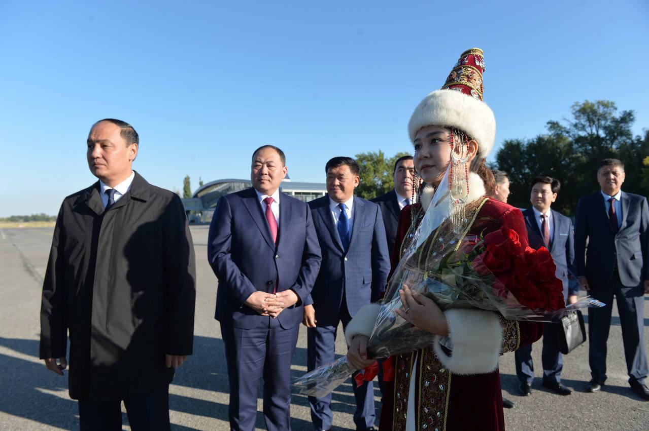 Жамбыл облысының әкімі Ербол Қарашөкеев аймағымызға келген Қырғыз Республикасы Министрлер кабинетінің төрағасы – Президент Әкімшілігінің басшысы Ақылбек Жапаровты әуежайдан күтіп алды