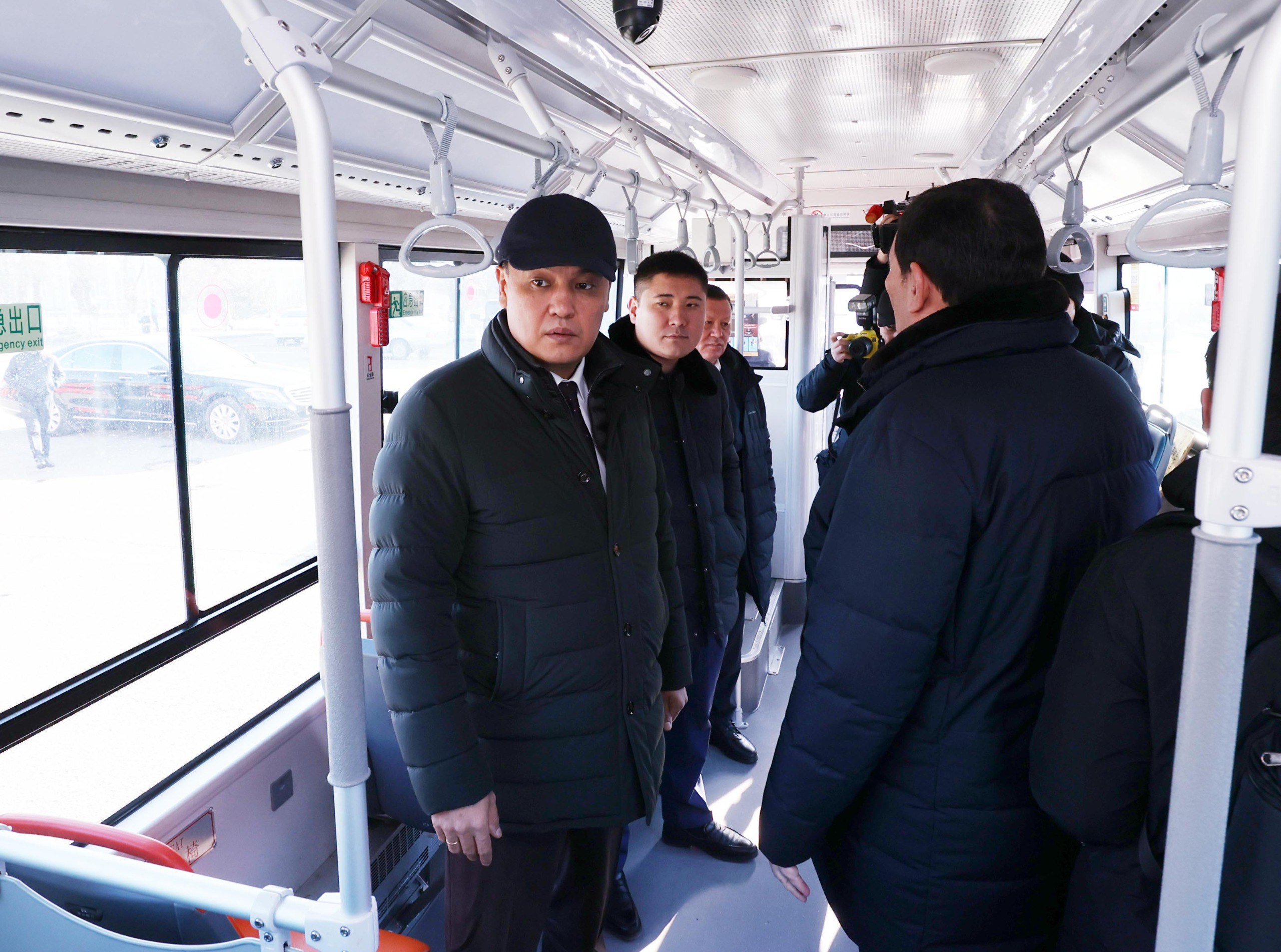Жамбыл облысының әкімі Е. Қарашөкеев жаңа автобустардың кілттерін тапсырды