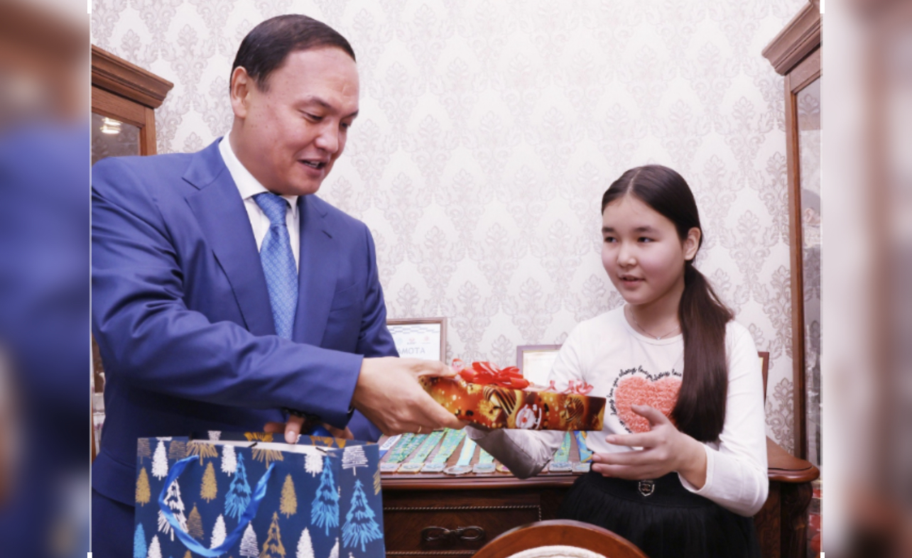 Жамбылдық дарынды оқушыларға Президенттің Жаңа жылдық сыйлықтары табысталды