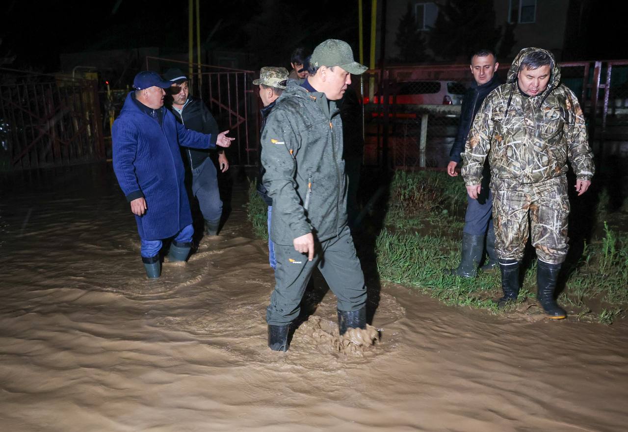 Е. Қарашөкеев: «Жасөркен ауылында барлық қажетті жұмыстар жүргізілуде. 300-ге жуық адам және 60-қа тарта техника жұмылдырылды»