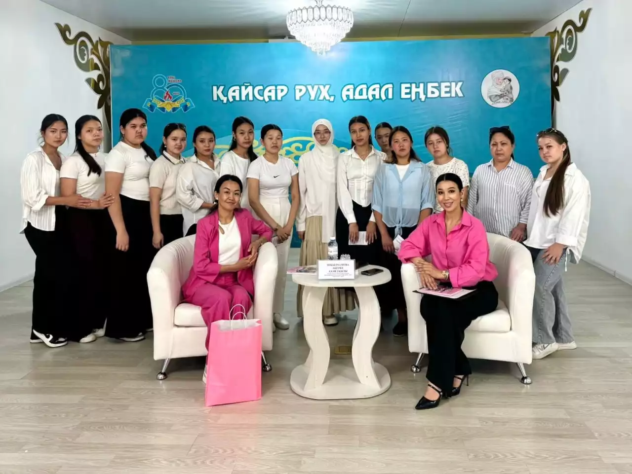 Аналарға қолдау көрсетіп, тегін кеңес берді
