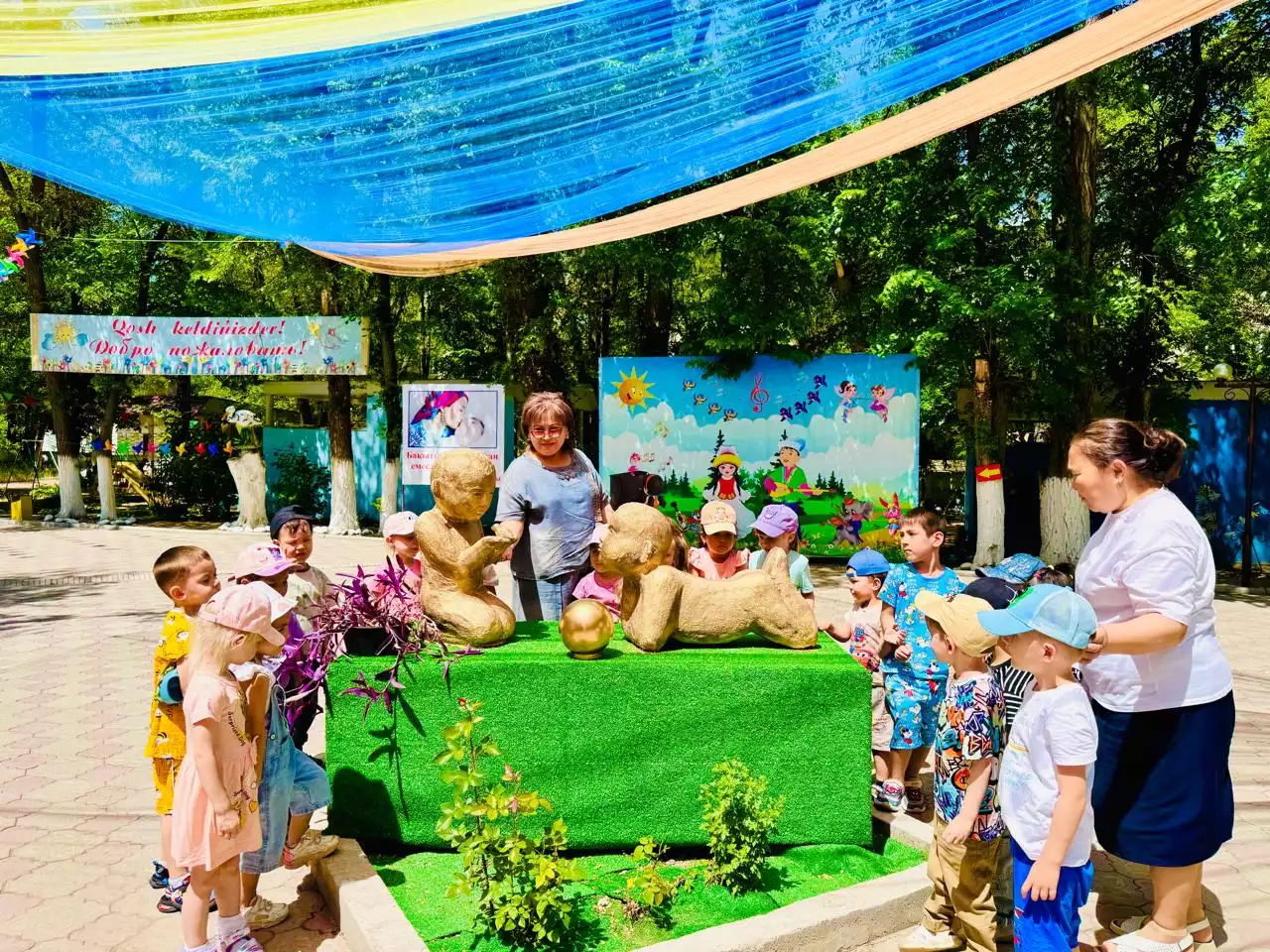 Бала бақытын бейнелеген  сәулет мүсіні бой көтерді
