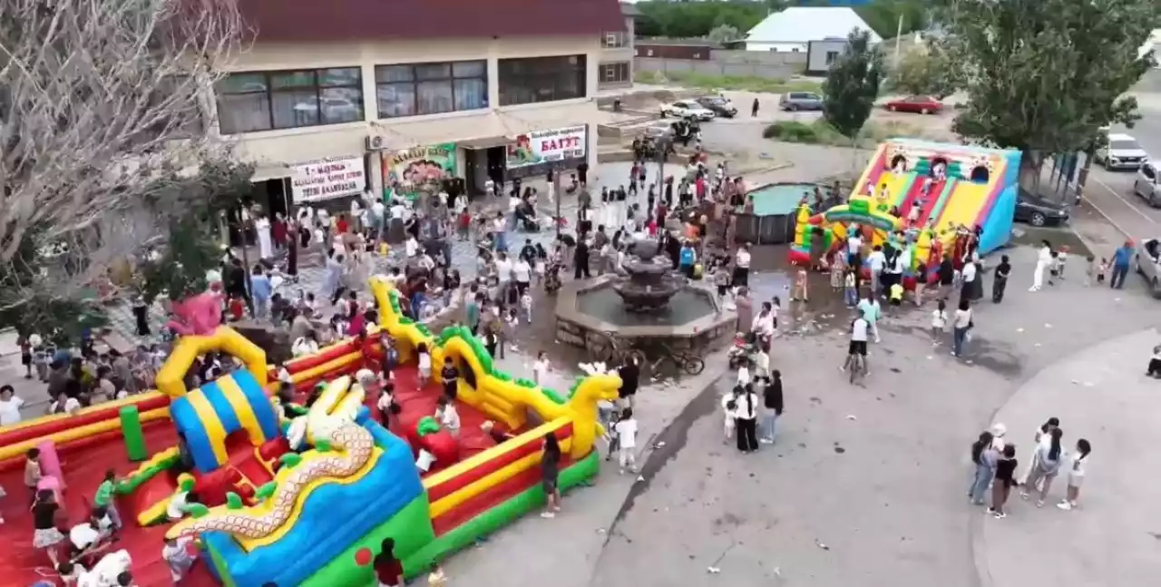 Шалғай ауыл балаларын шаттыққа бөледі