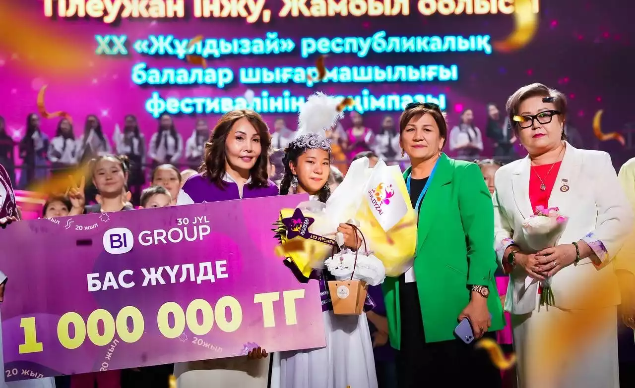 Жеңімпаз қыз жерлестер құшағында