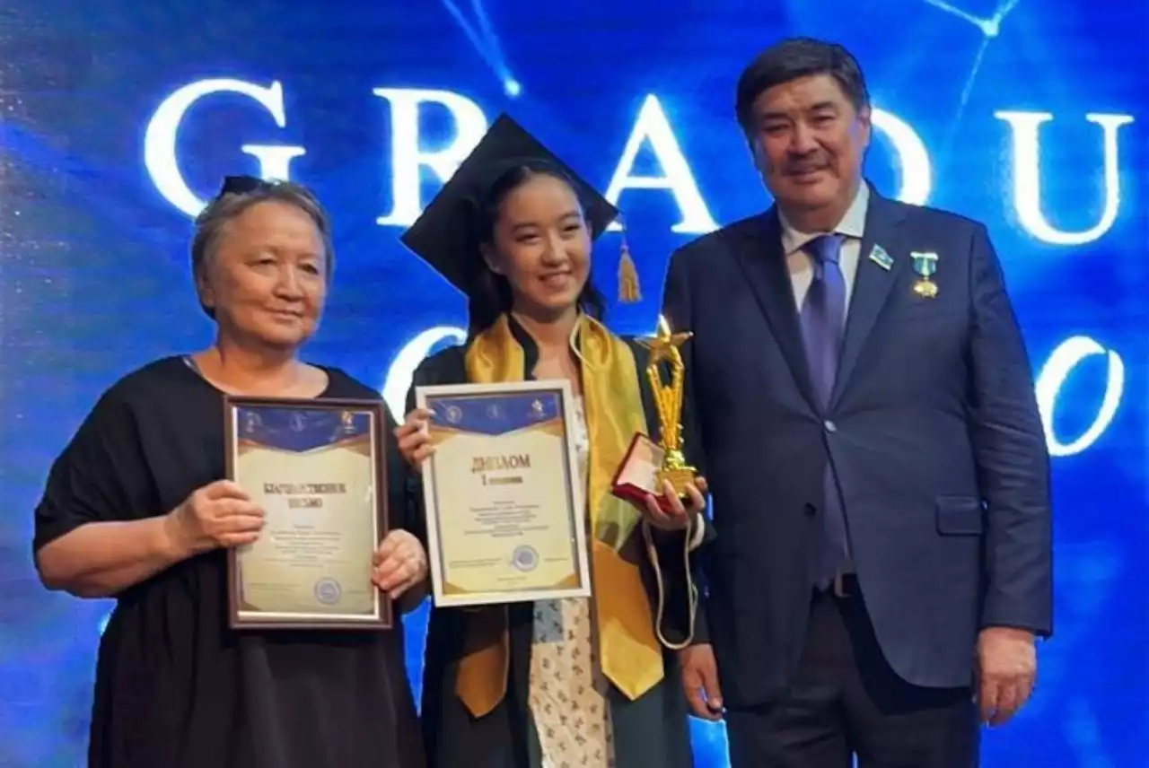 Тұңғыш түлектерге диплом тапсырылып, жаңа өмірге жолдама берілді