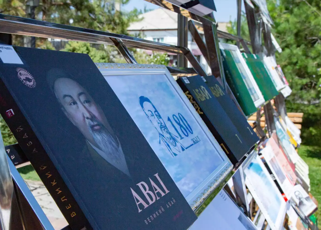 Сан саладағы Абайлар hәм Қордайға жас Абай Құнанбай