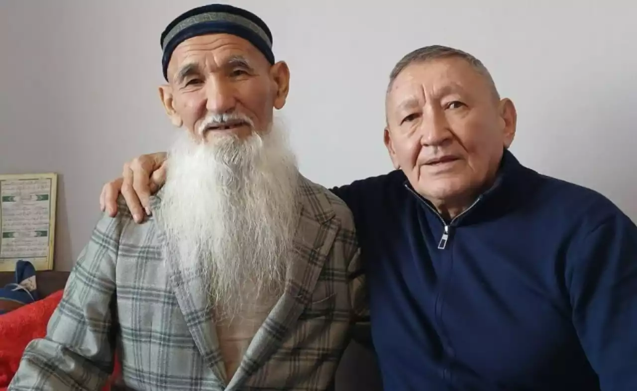 Ол қолын бұлғайды