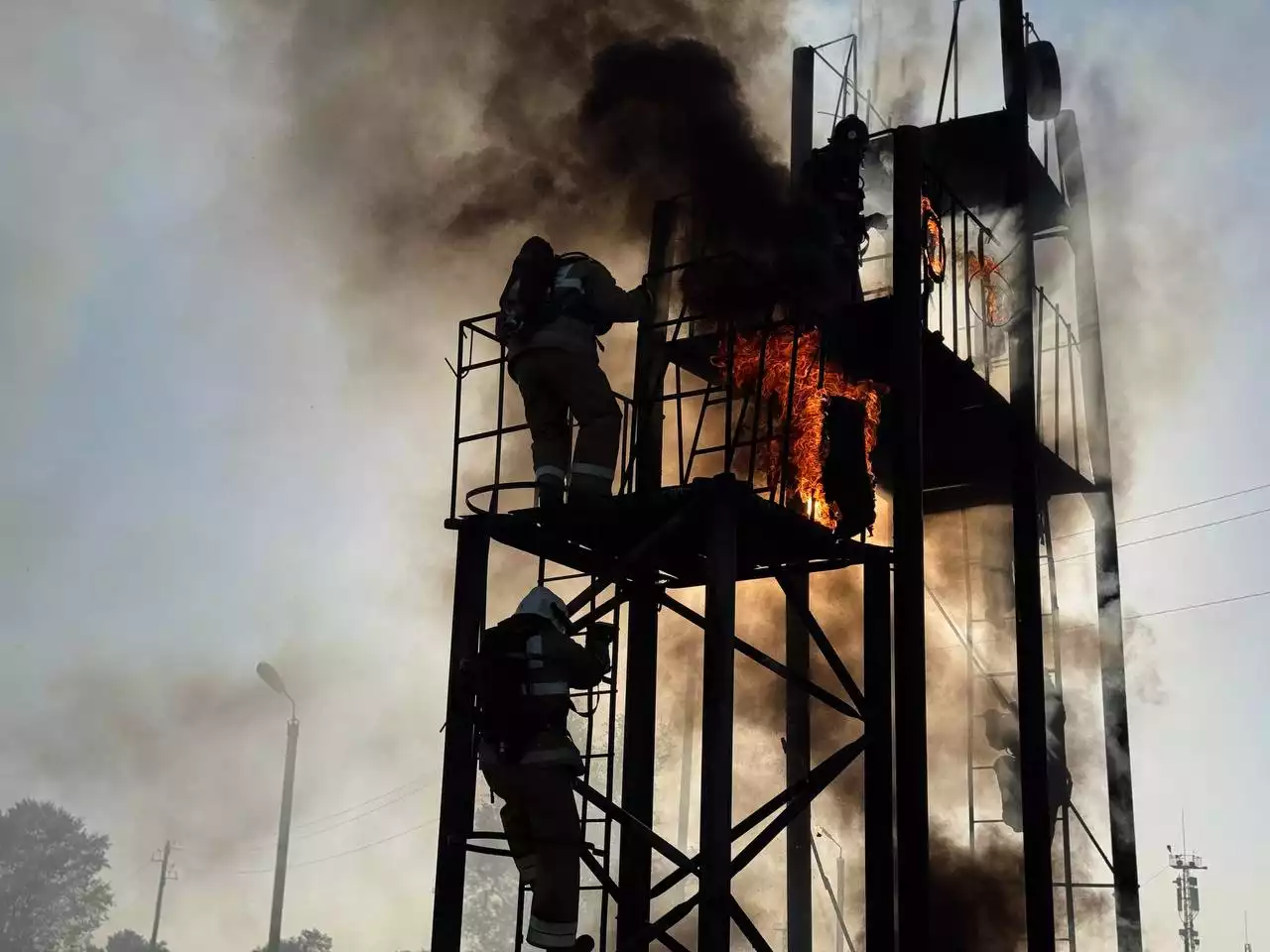 Күндіз де, түнде де қауіпсіздік қызметінде...