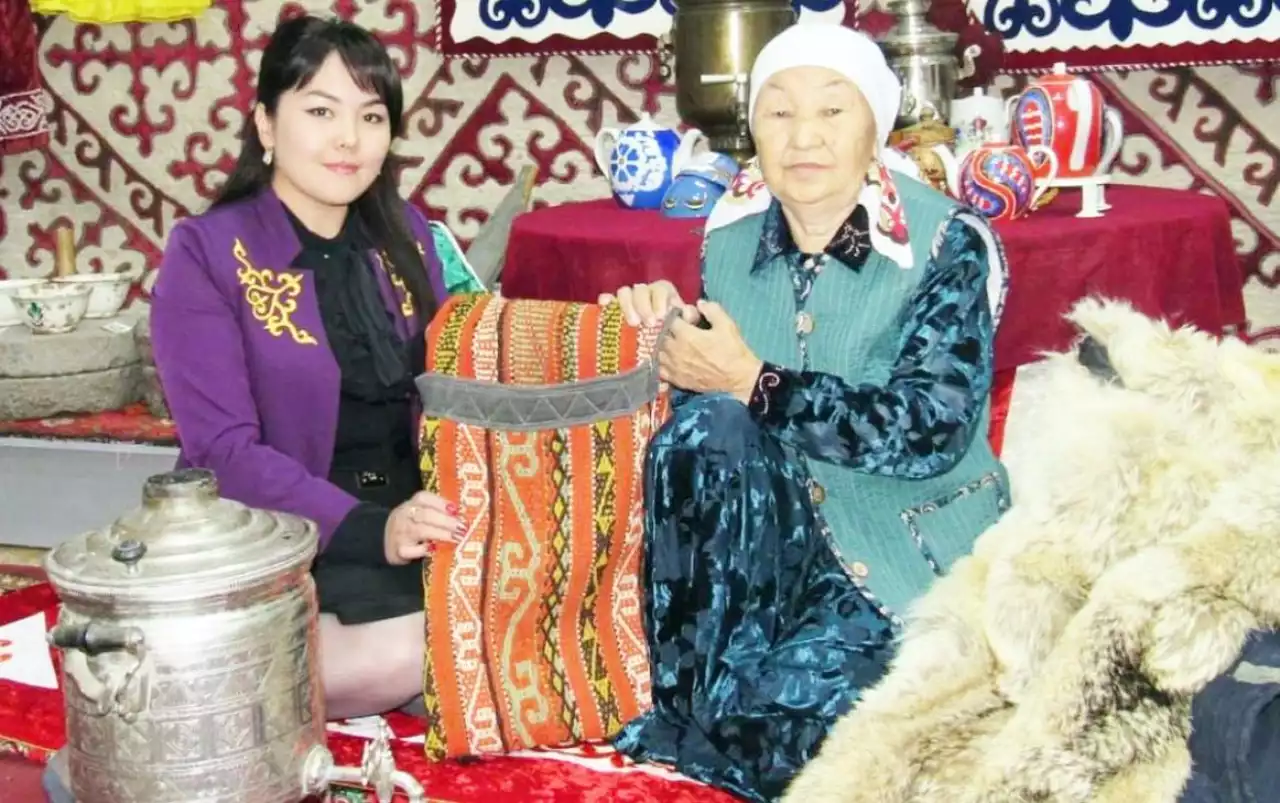 65 жыл қызмет еткен самаурын