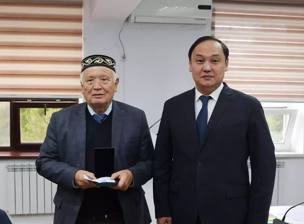 Қазыналы қарияның орны төр