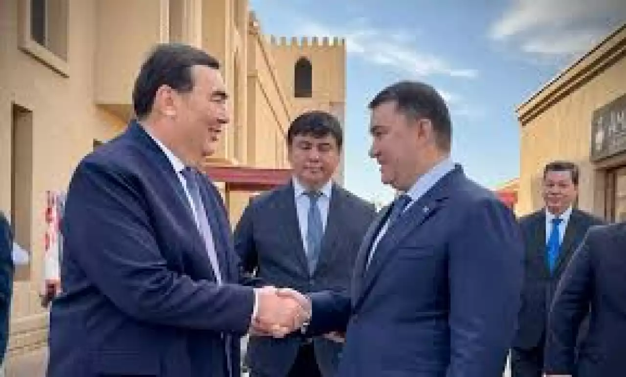 Тараз қолөнершілері - Түркістан төрінде