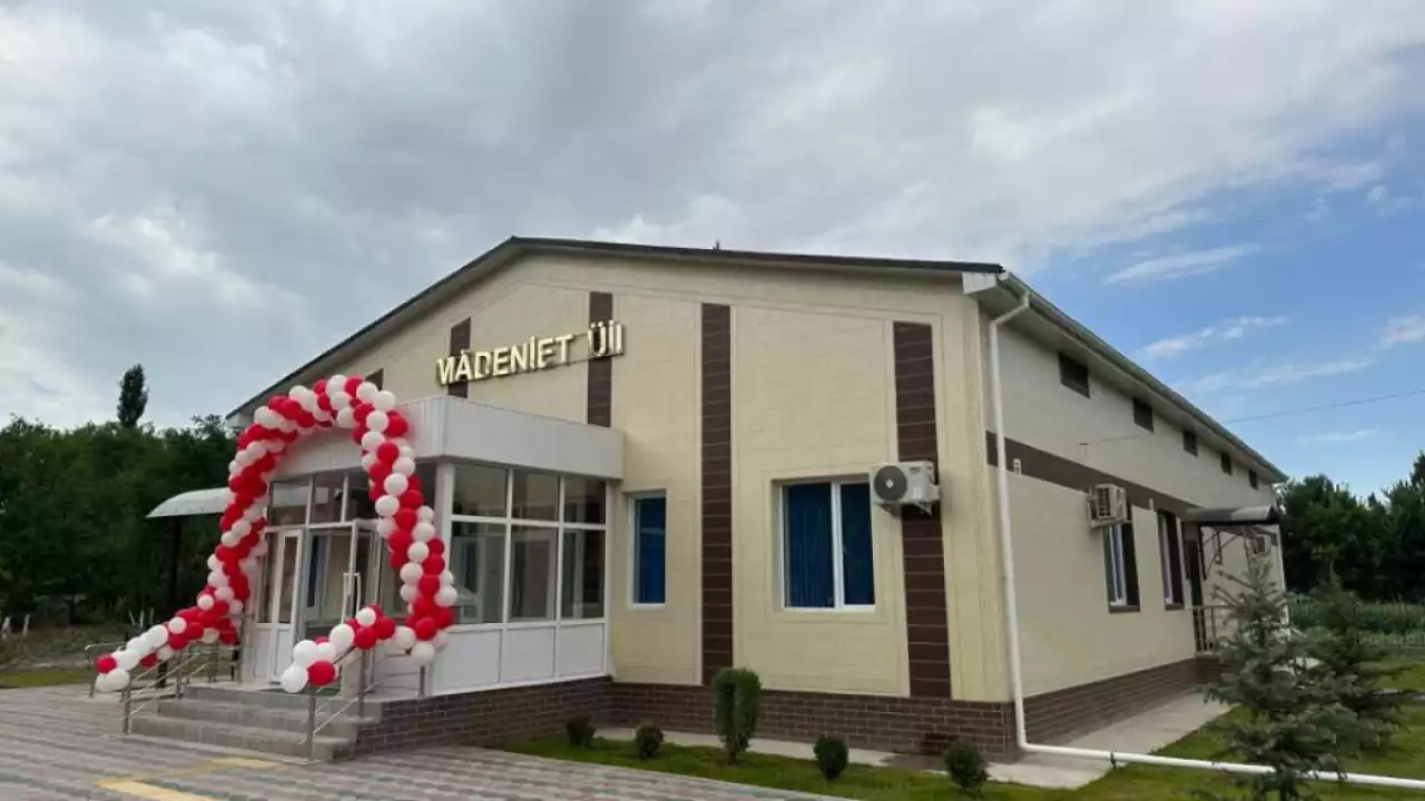 Кең сахна, көрермен залы, үйірме бөлмелері бар