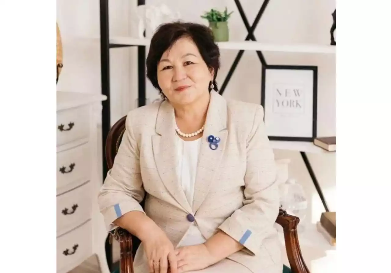 Монохромды порнографиялық суреттер Ер адамдар сумен жұлқылайды