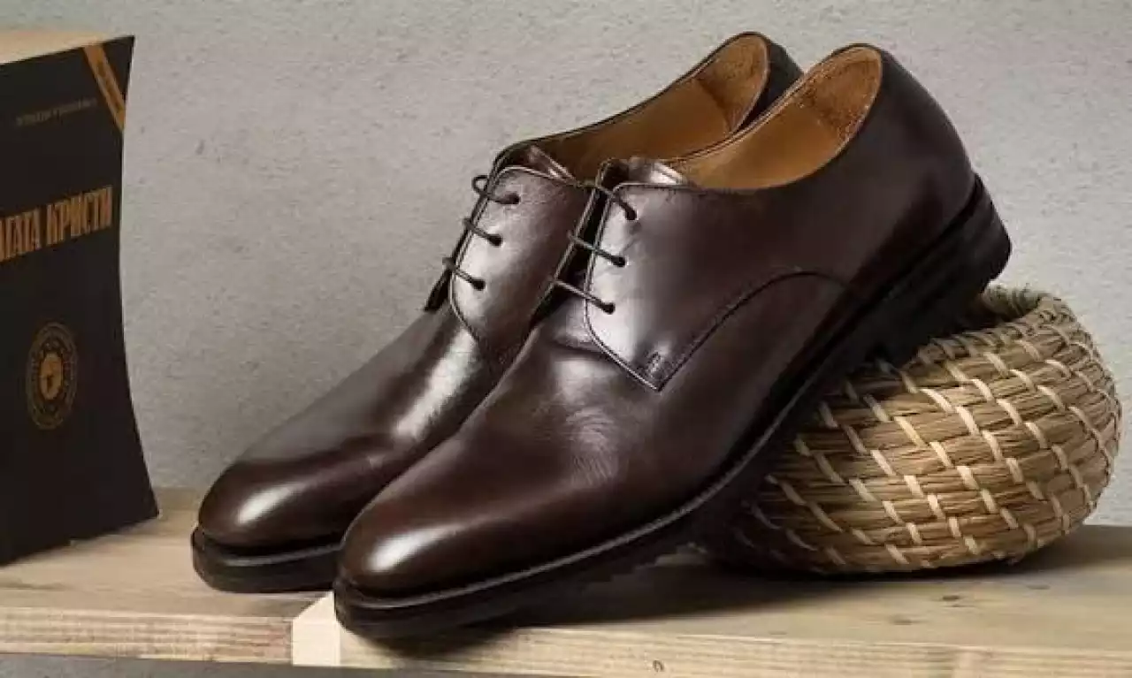 Аяқ киімді тапсырыс берушінің талғамына қарай тігеді