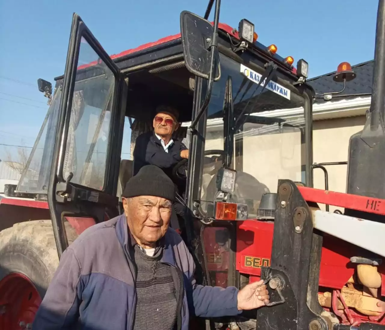 Трактор тізгіндеп, шәкірттерді шыңдаған