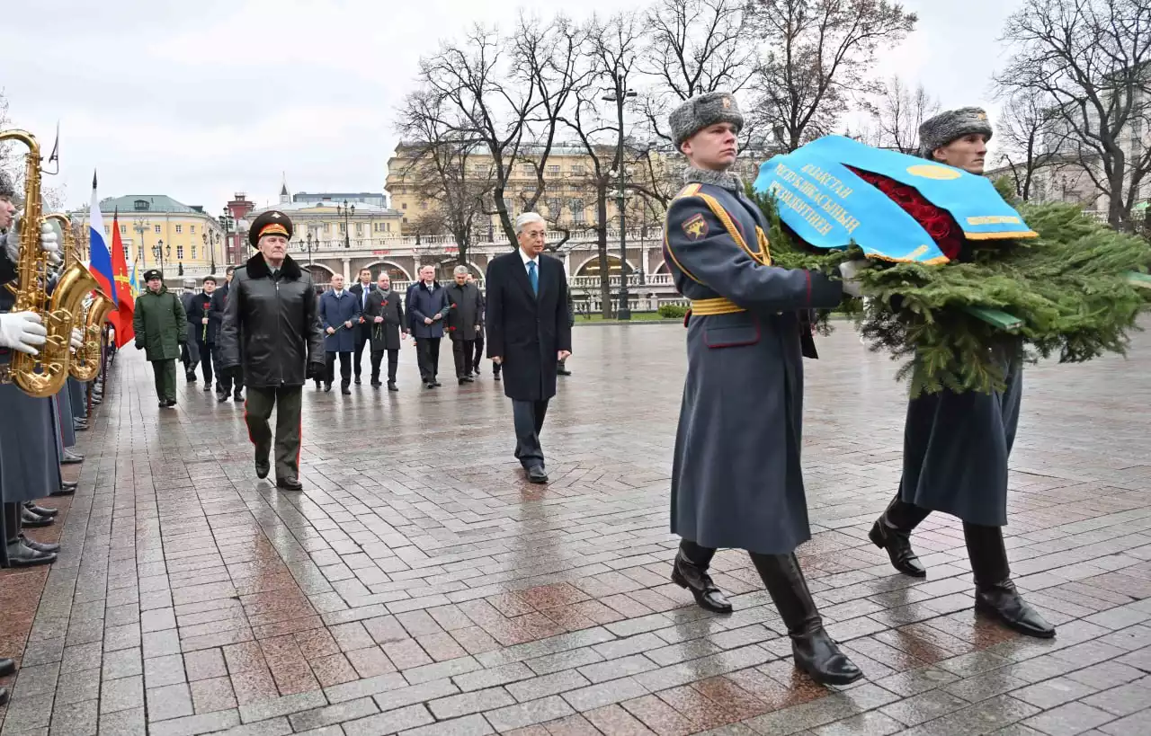 Тоқаев Мәскеудегі «Белгісіз жауынгер бейіті» ескерткіш мемориалына гүл шоғын қойды
