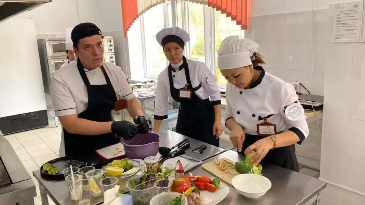 Құлан колледжінің студенттері өндіріс орындарында тәжірибеден өтуде