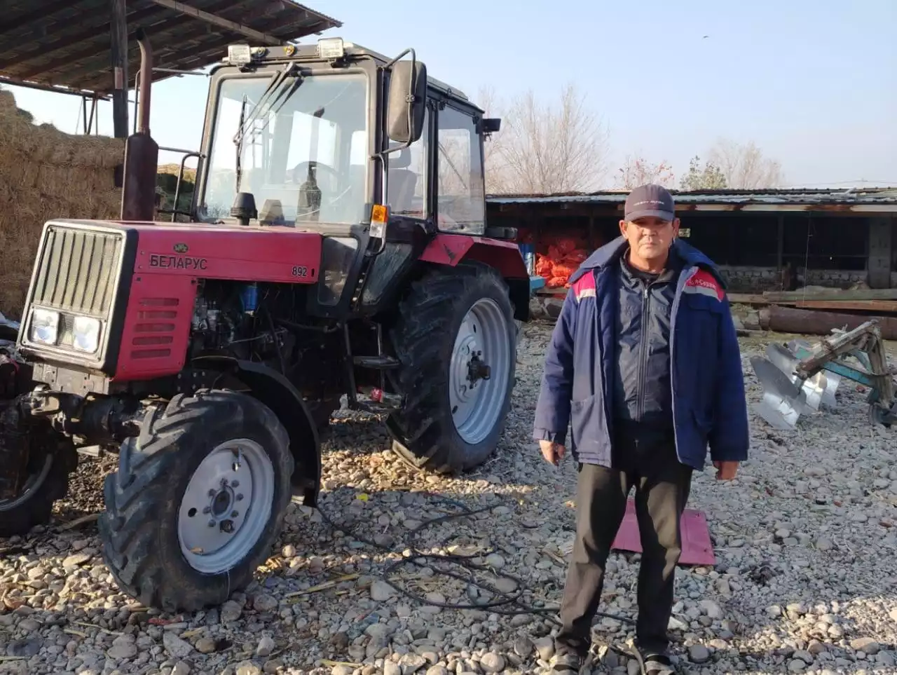 Әулетімен қожалықтың жұмысымен айналысады