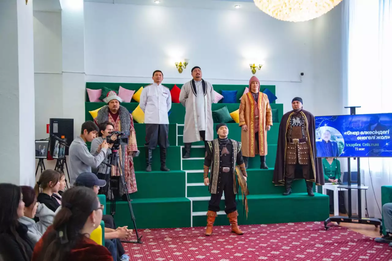 Өнер өлкесіндегі өнегелі жол