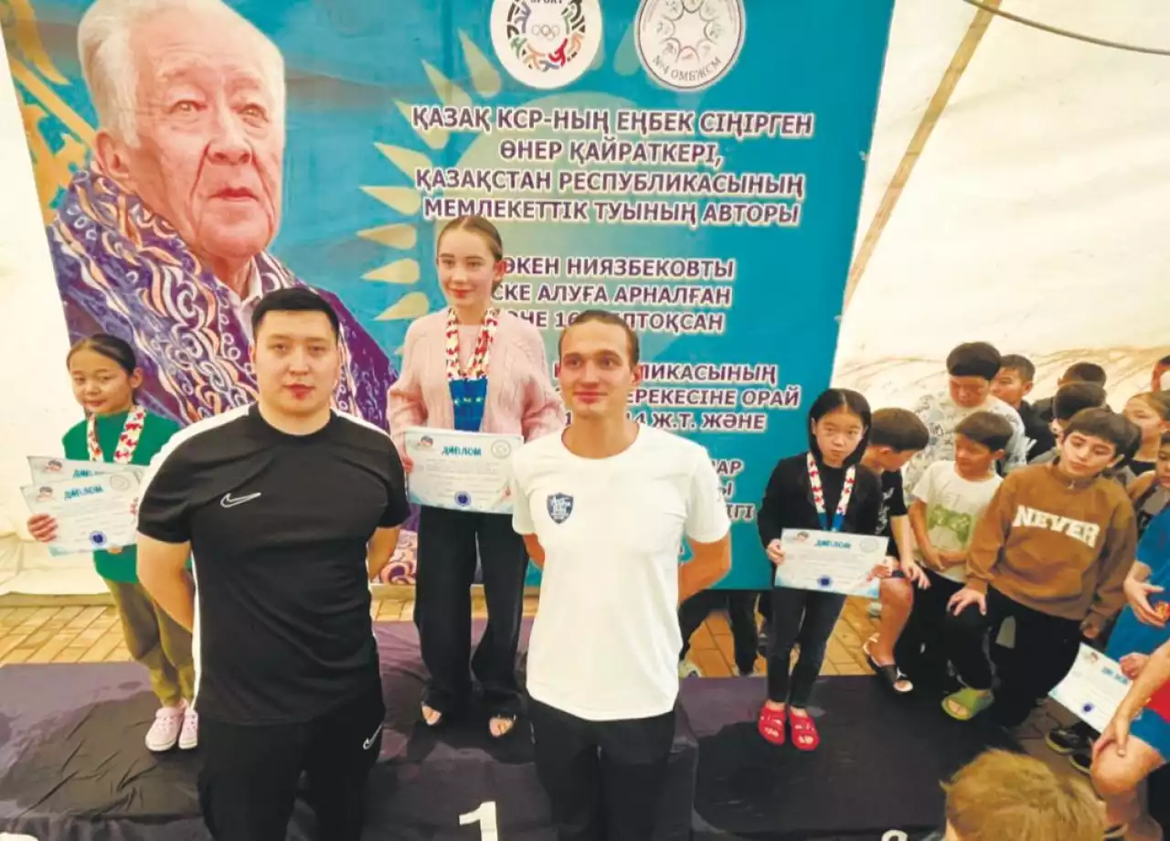 Жасөспірімдер жүзуден жарысты