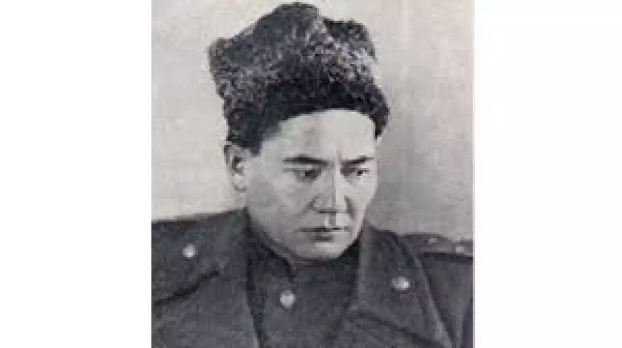 Күйіктің асуынан ауыл жаққа қарап тұрып еді