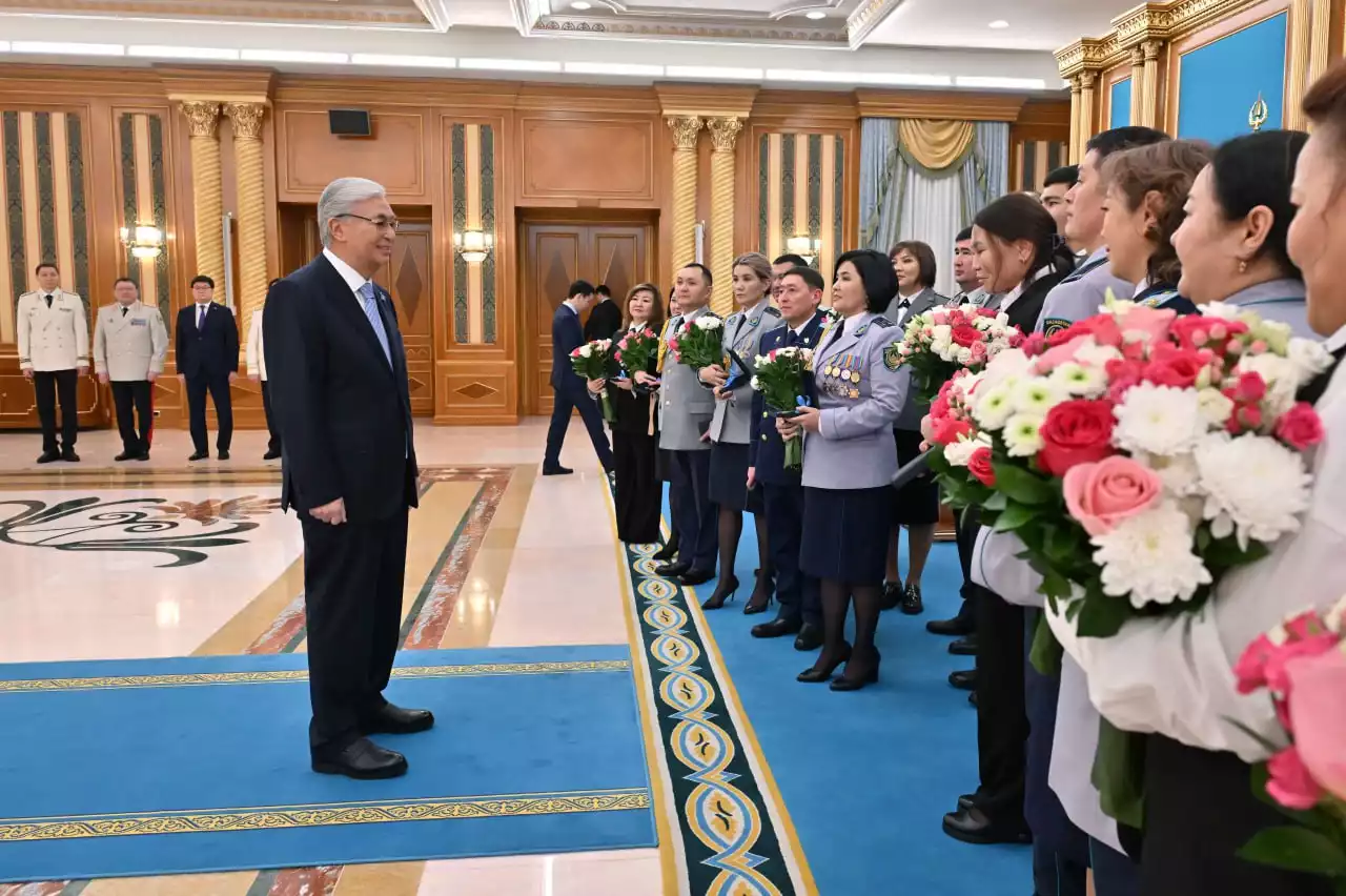 Президент құзырлы орган өкілдеріне пәтер кілтін табыстады