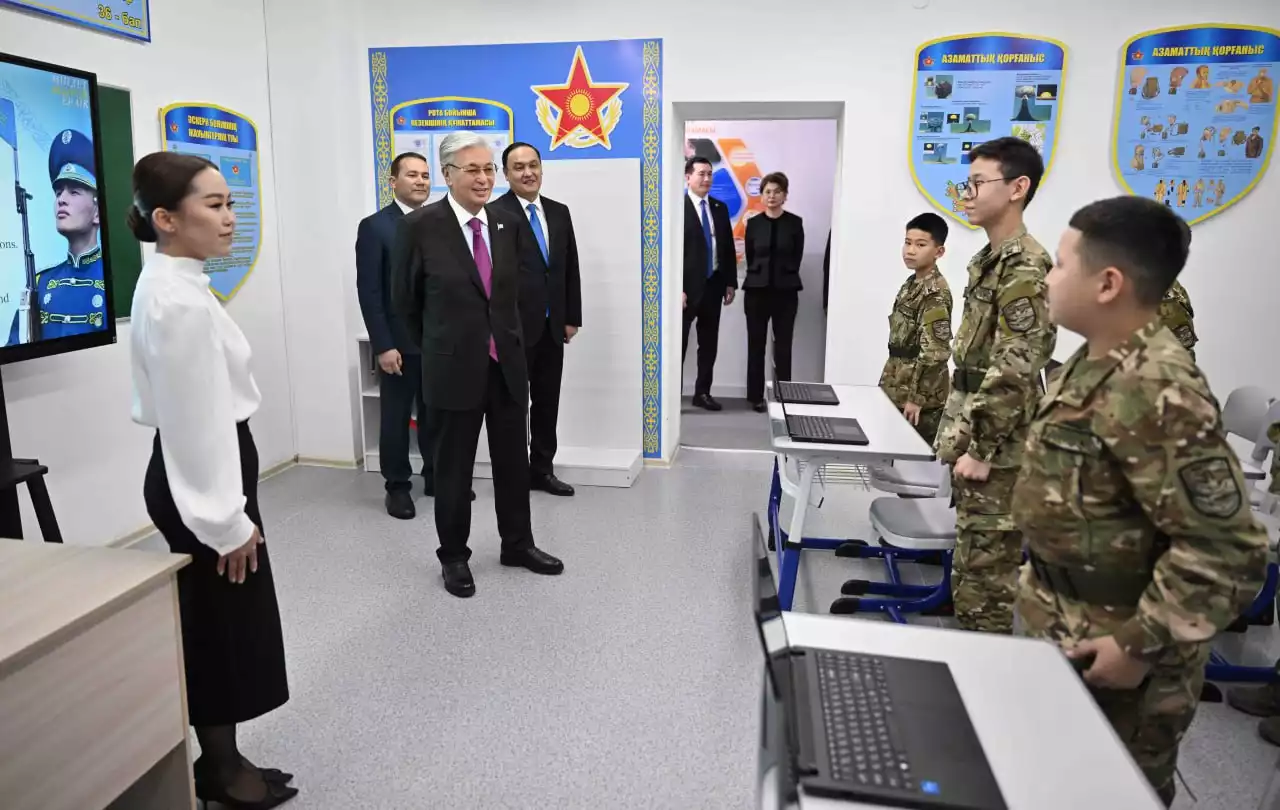 Президент Тараздағы әскери мектеп-интернатына автобус сыйға тартты