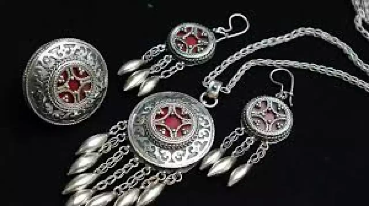 Туындысы патшайымға тұмар болған