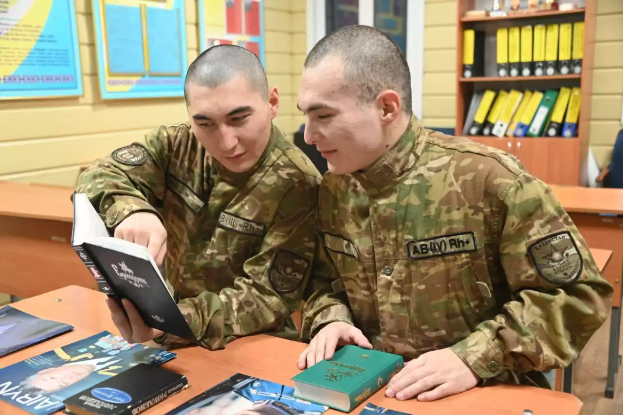 Ел әскеріндегі егіз сарбаз