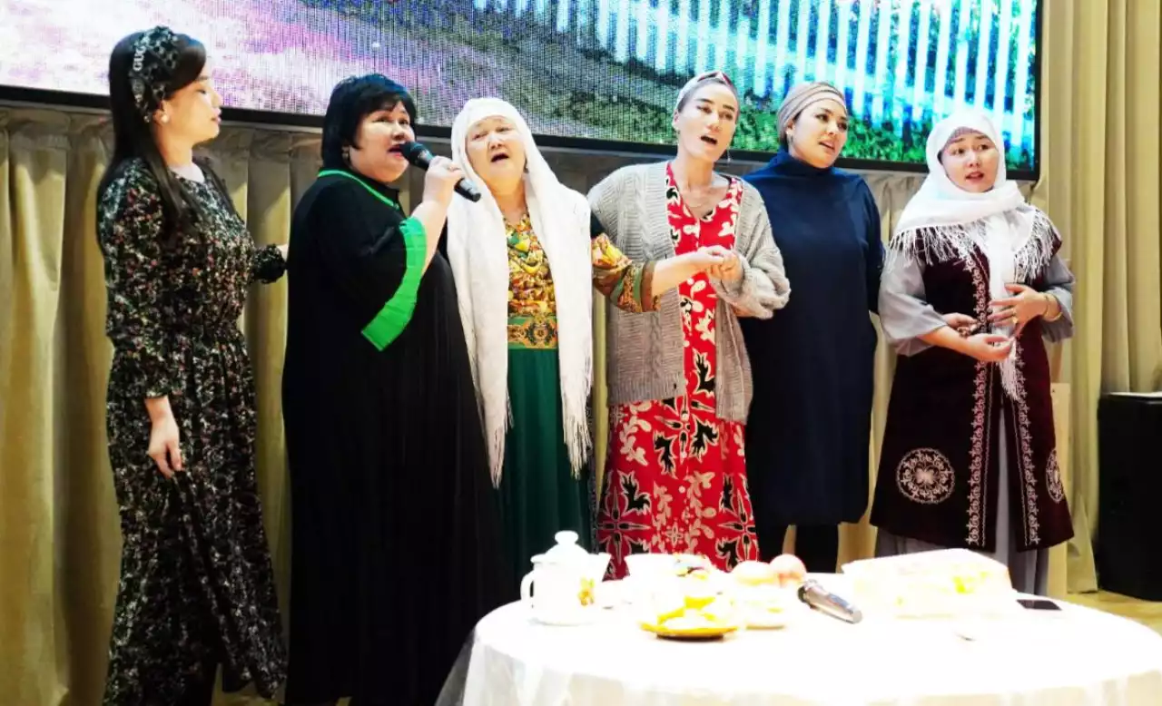 Аналар мен аруларға арналды