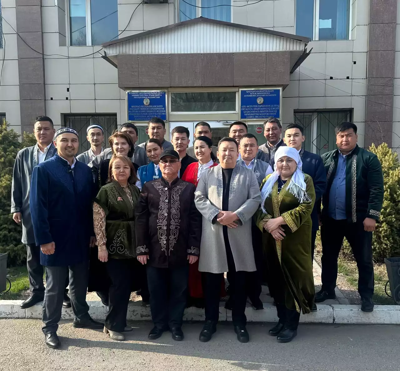 Жамбылдық жолшылар ұлттық киімді ұлықтады