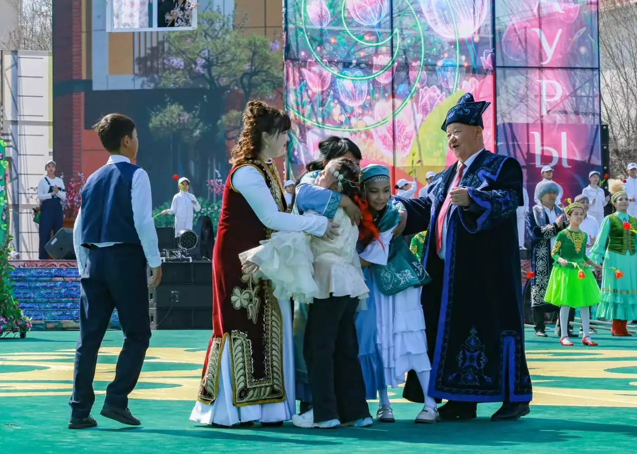 Қазақша киінгендер көш бастады