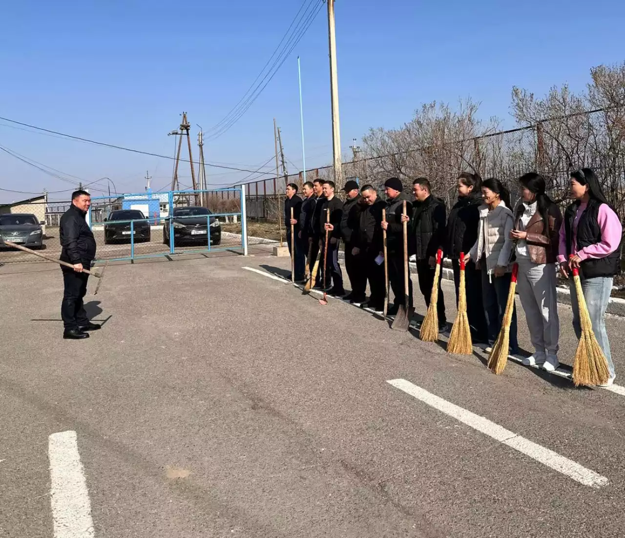 Тазару күні: ҚАЖ қызметкерлері мекеме аумағын тазалап, мерекеге символдық нүкте қойды