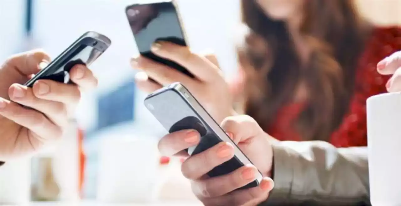 Телефонға телміріп, шынайы өмірден алшақтап бара жатқан жоқпыз ба?