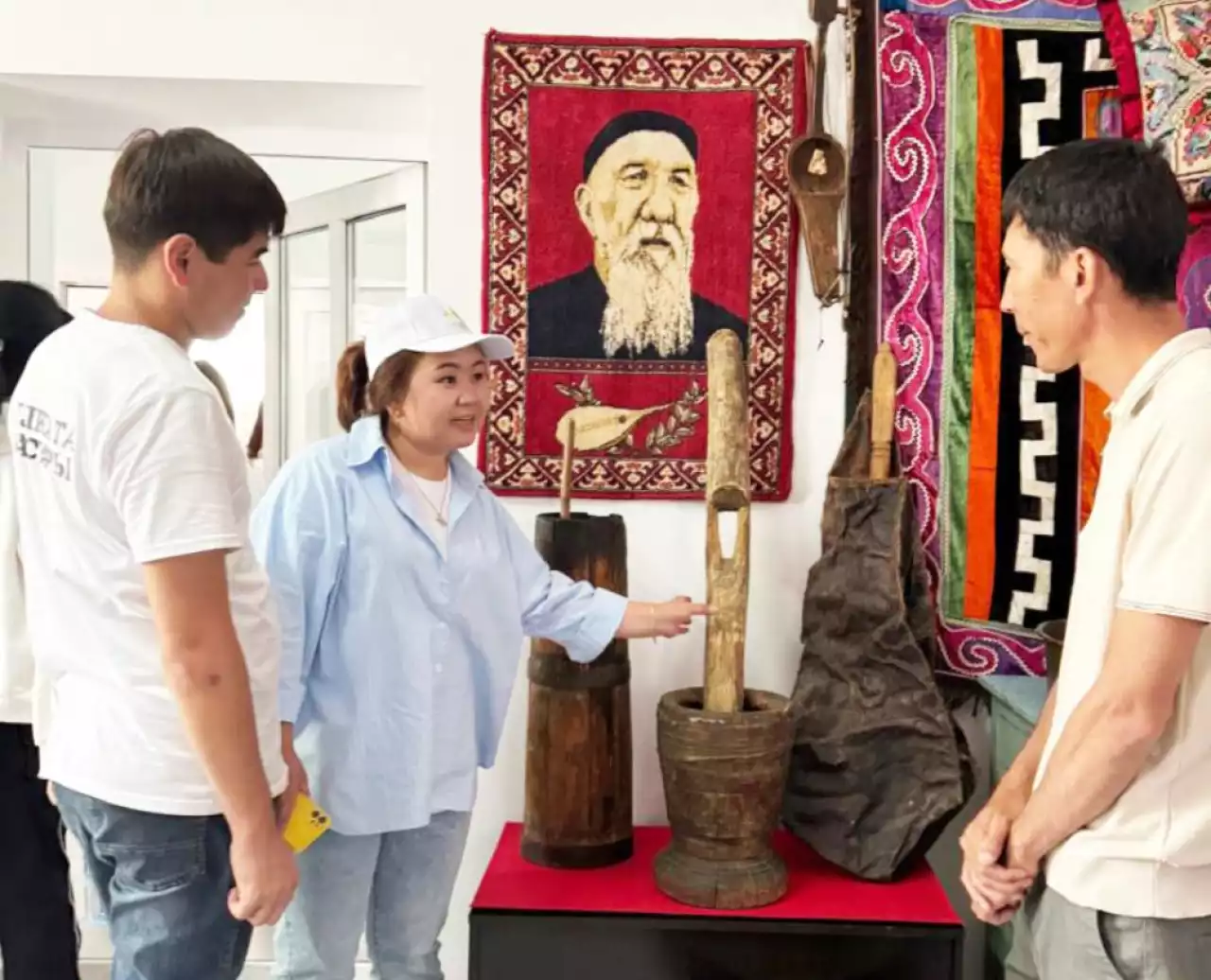 Қола қазанның әр құлағында бір сыр бар