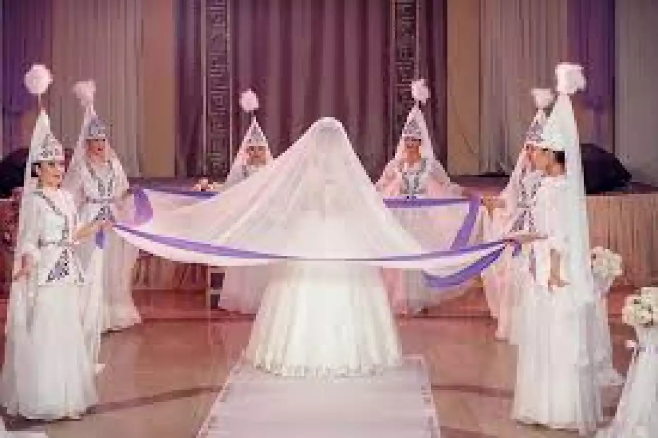 Қыз берген жақтың құдаларға бағалы сыйлық тартуы қаншалықты дұрыс?