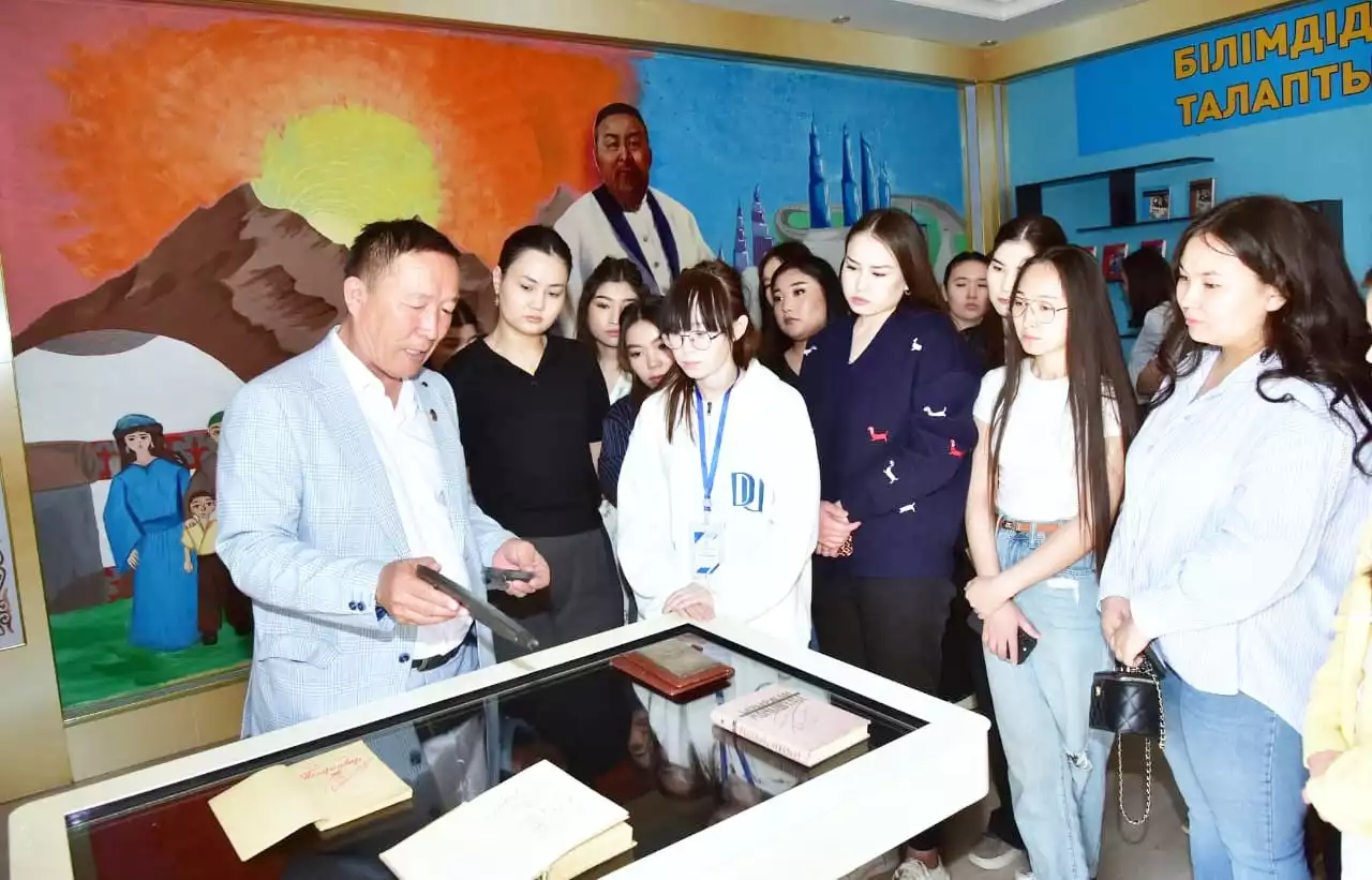 Көшпелі көрме аясында сүбелі сұхбат өрбіді