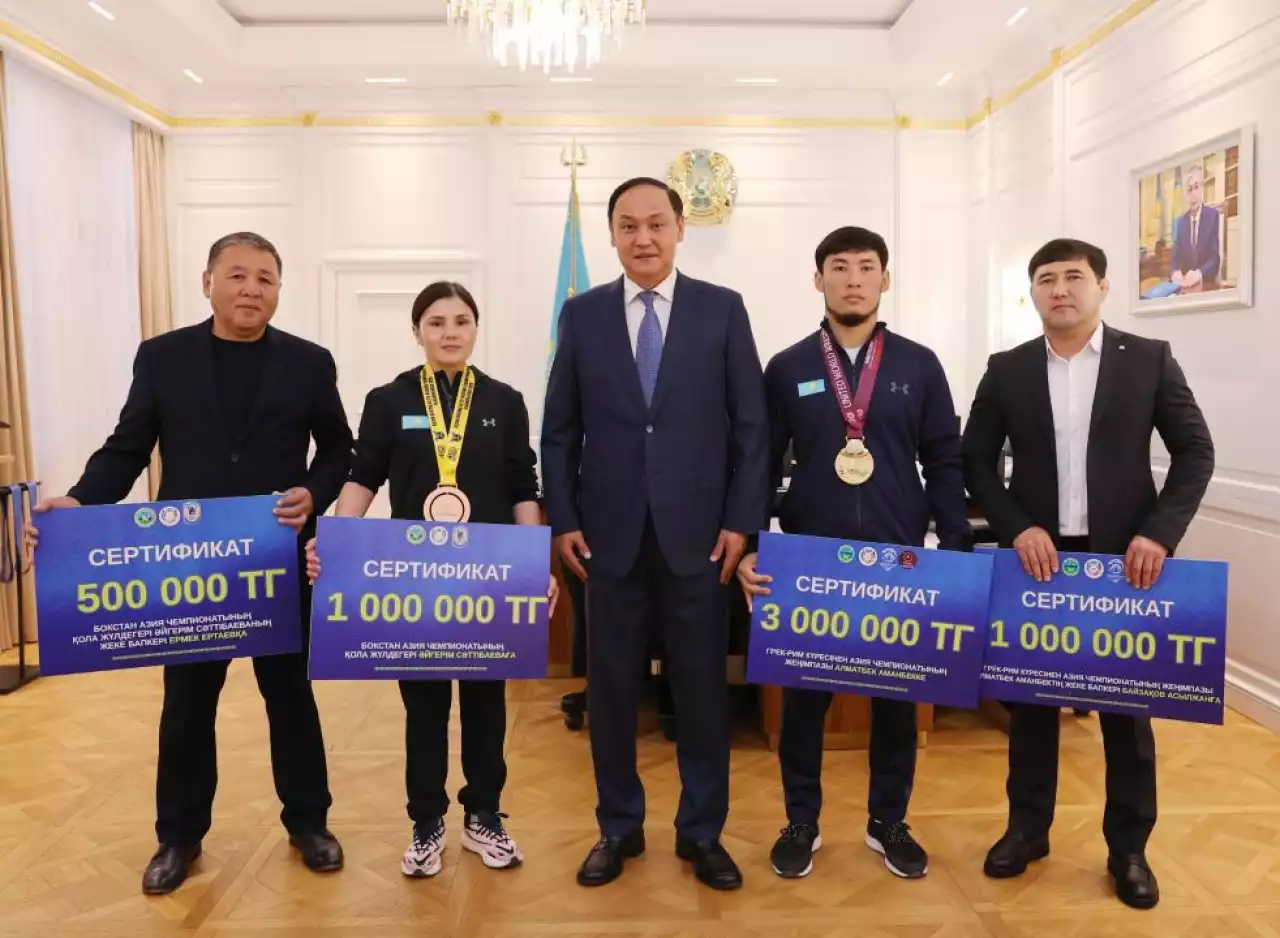 Ербол Қарашөкеев Азия чемпионатының жүлдегерлеріне құрмет көрсетті